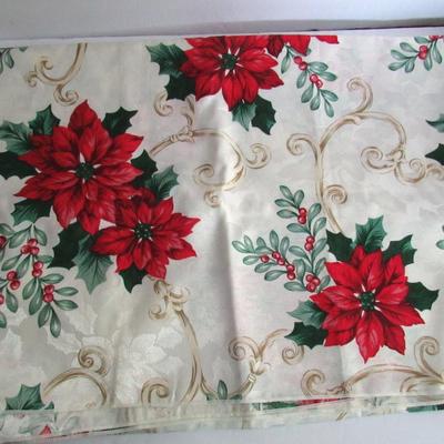 Vintage Christmas Large Fabric Tablecloth and 6 Napkins Set