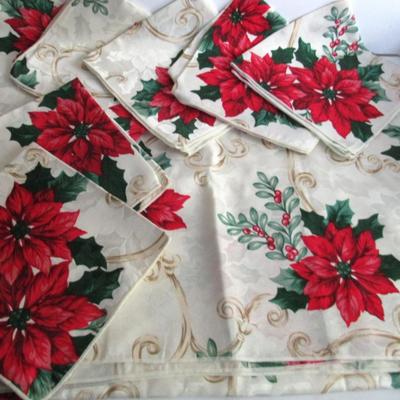 Vintage Christmas Large Fabric Tablecloth and 6 Napkins Set