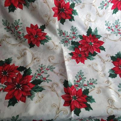 Vintage Christmas Large Fabric Tablecloth and 6 Napkins Set