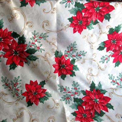 Vintage Christmas Large Fabric Tablecloth and 6 Napkins Set