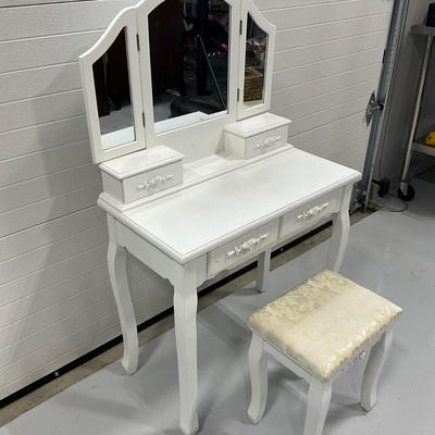 323 Childs White Vanity Set with Bench