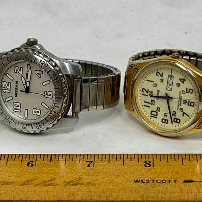 A lot of two men’s wrist watches