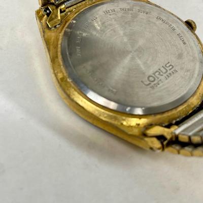 A lot of two men’s wrist watches