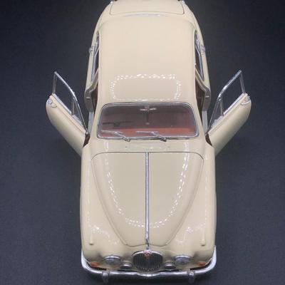 LOT 24L: 1/18 Scale Model Cars: Road Signatures 1953 Packard Caribbean, Maisto Ford Thunderbird & Maisto 1959 Jaguar Mark II