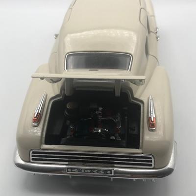 LOT 34L: 1/18 Scale Model Cars: Road Champs 1948 Cream Tucker Torpedo & 1955 Chevrolet Bel Air