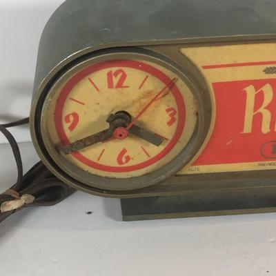 LOT 68L: Vintage Rheingold Premium Beer Electric Clock Sign