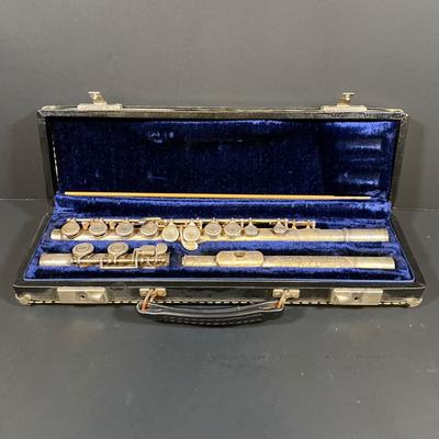 LOT 115B: Artley Flute w/ Carrying Case