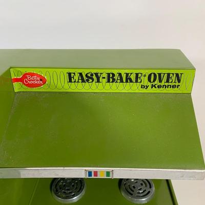 LOT 153 B: Vintage Betty Crocker Easy Bake Oven by Kenner W/ Doll House Miniature Kitchen Accessories