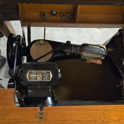 Singer Sewing Machine in Cabinet Table