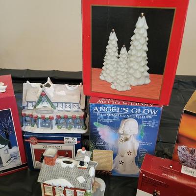 CHRISTMAS VILLAGE BUILDINGS, ACCESSORIES AND OTHER DECORATIONS