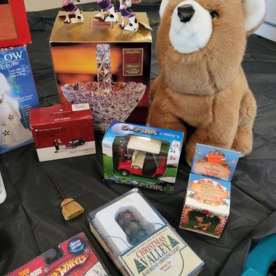 CHRISTMAS VILLAGE BUILDINGS, ACCESSORIES AND OTHER DECORATIONS