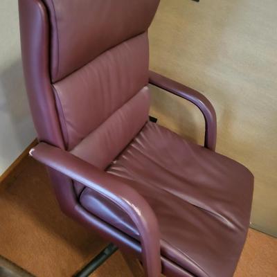 BROWN SWIVEL DESK CHAIR