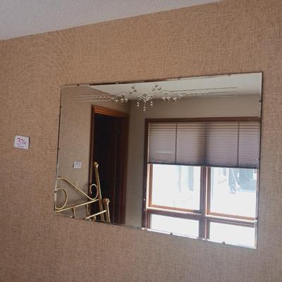 GORGEOUS WALL MIRROR