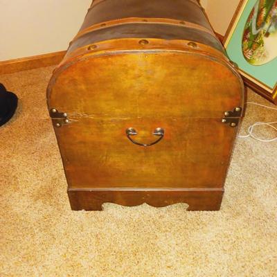 DECORATIVE CHEST FILLED W/LADIES HATS AND THROW PILLOWA