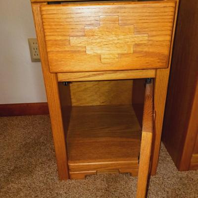 PAIR OF SOLID WOOD NIGHT STANDS W/CABINET AND DRAWER