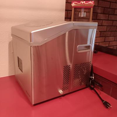 MAGIC CHEF ICE MAKER AND AN ICE BUCKET