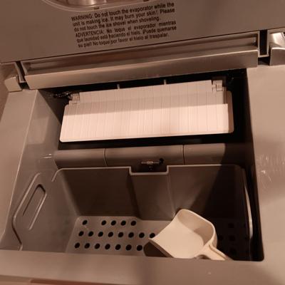 MAGIC CHEF ICE MAKER AND AN ICE BUCKET