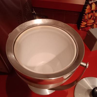 MAGIC CHEF ICE MAKER AND AN ICE BUCKET