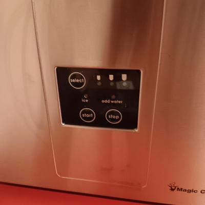 MAGIC CHEF ICE MAKER AND AN ICE BUCKET
