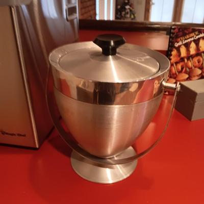 MAGIC CHEF ICE MAKER AND AN ICE BUCKET