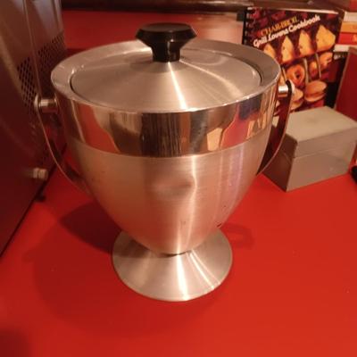 MAGIC CHEF ICE MAKER AND AN ICE BUCKET