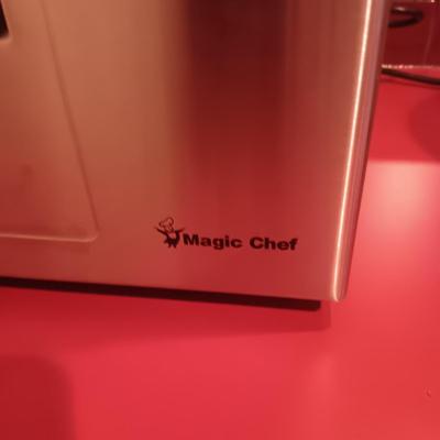 MAGIC CHEF ICE MAKER AND AN ICE BUCKET