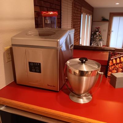 MAGIC CHEF ICE MAKER AND AN ICE BUCKET