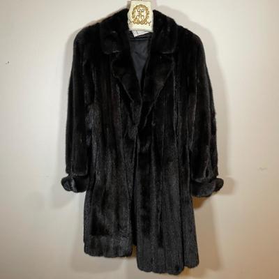 LOT 407L: Vintage Tarnopol’s Women’s Genuine Mink Coat