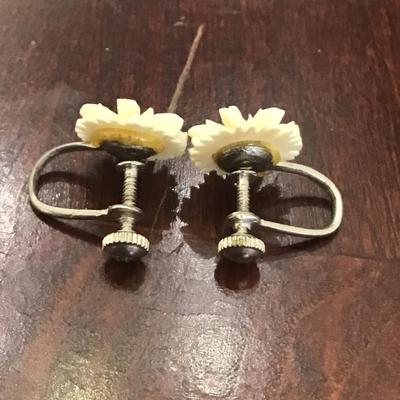 Vintage daisy clip on earrings