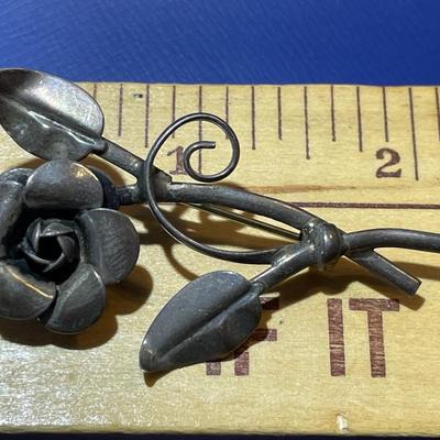 Vintage Lang Sterling Silver Flower Pin/Pendant in Good Preowned Condition.
