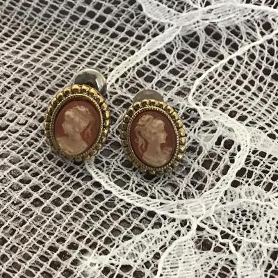 Vintage small cameo women earrings