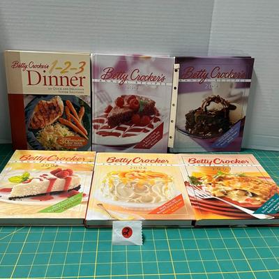 Betty Crocker's 1-2-3 Dinner: 350 Quick And Delicious Supper Solutions, Betty Crockers Annual Recipes 2002 & 2003, Betty Crocker...