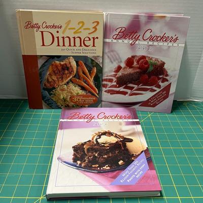 Betty Crocker's 1-2-3 Dinner: 350 Quick And Delicious Supper Solutions, Betty Crockers Annual Recipes 2002 & 2003, Betty Crocker...