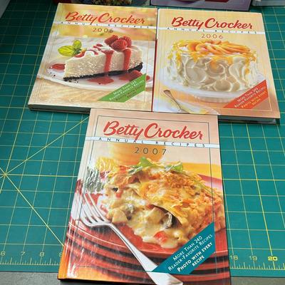 Betty Crocker's 1-2-3 Dinner: 350 Quick And Delicious Supper Solutions, Betty Crockers Annual Recipes 2002 & 2003, Betty Crocker...