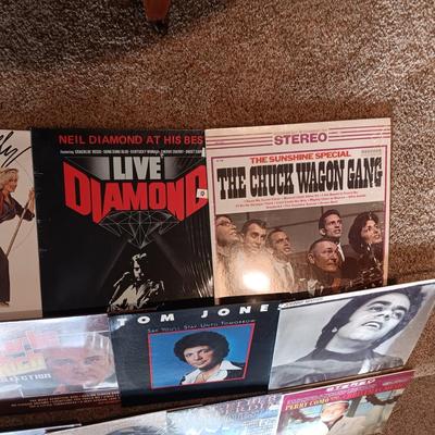 MOSTLY COUNTRY MUSIC ON VINYL RECORDS