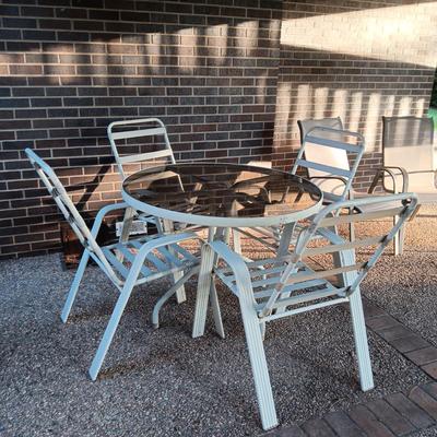 ROUND GLASS TOP PATIO TABLE WITH 4 CHAIRS AND 2 ADDITIONAL STACKING CHAIRS