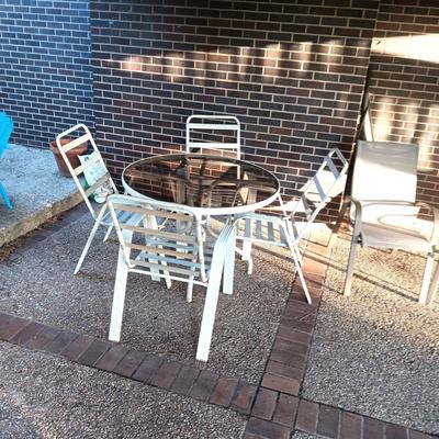 ROUND GLASS TOP PATIO TABLE WITH 4 CHAIRS AND 2 ADDITIONAL STACKING CHAIRS