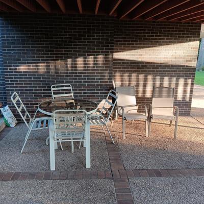 ROUND GLASS TOP PATIO TABLE WITH 4 CHAIRS AND 2 ADDITIONAL STACKING CHAIRS