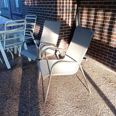 ROUND GLASS TOP PATIO TABLE WITH 4 CHAIRS AND 2 ADDITIONAL STACKING CHAIRS