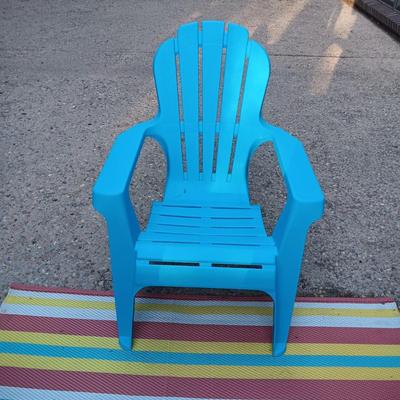 2 PLASTIC BENCHES AND 2 ADIRONDACK CHAIRS PLUS AN OUTDOOR RUG
