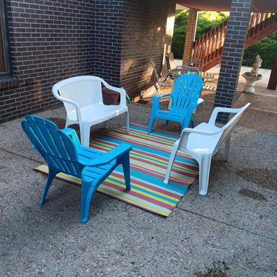 2 PLASTIC BENCHES AND 2 ADIRONDACK CHAIRS PLUS AN OUTDOOR RUG
