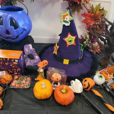 HALLOWEEN AND FALL DECORATIONS