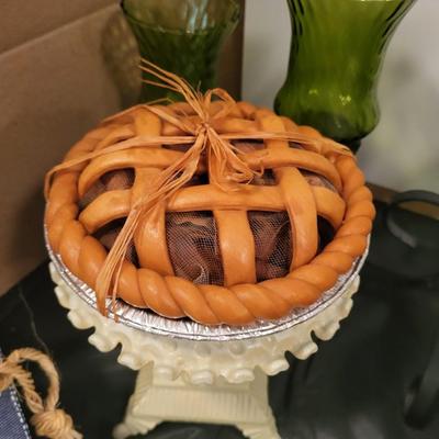 A VARIETY OF HOUSEHOLD ITEMS AND DECOR