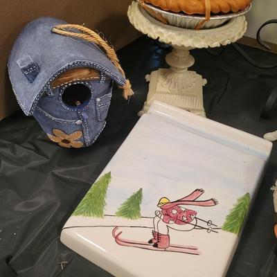 A VARIETY OF HOUSEHOLD ITEMS AND DECOR