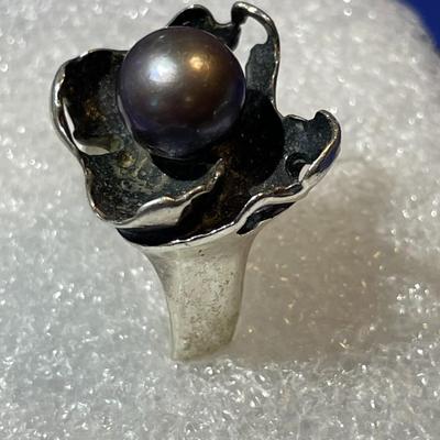 Vintage Preowned Sterling Silver Gray Pearl Ring Size 7-1/2 as Pictured.