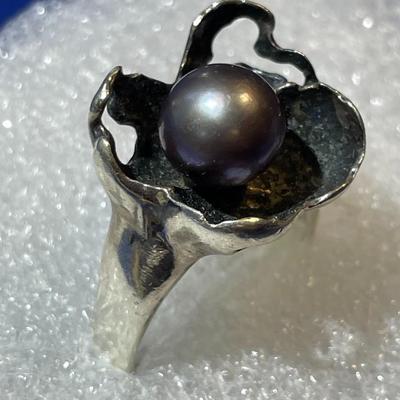 Vintage Preowned Sterling Silver Gray Pearl Ring Size 7-1/2 as Pictured.