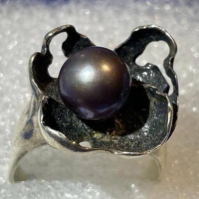 Vintage Preowned Sterling Silver Gray Pearl Ring Size 7-1/2 as Pictured.