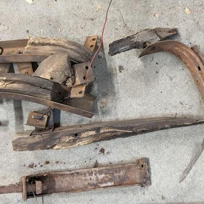 Mixed Early Ford Pieces