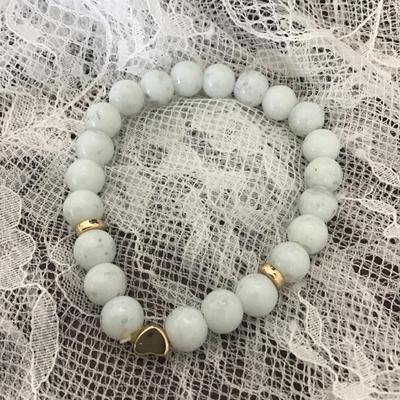 White beaded with gold tone heart charm bracelet