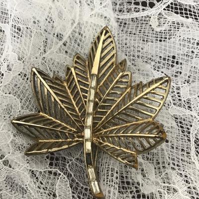 Gold tone leaf vintage pin
